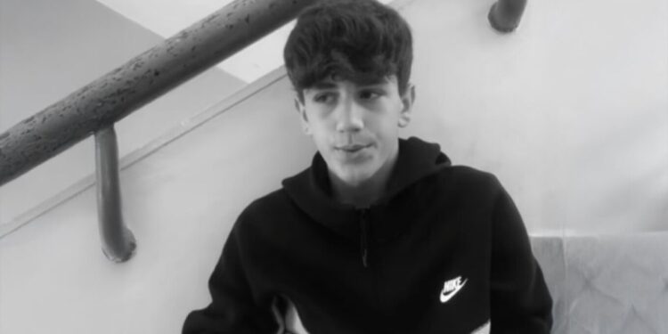 Το συγκλονιστικό αντίο του “ήρωα του Αράχθου” στην κηδεία του 14χρονου – “Συγγνώμη που δεν κατάφερα να σε σώσω”