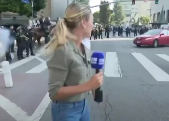 Λος Άντζελες: Η στιγμή που αστυνομικός πυροβολεί δημοσιογράφο την ώρα του ρεπορτάζ για τα επεισόδια