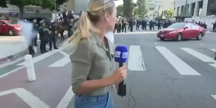 Λος Άντζελες: Η στιγμή που αστυνομικός πυροβολεί δημοσιογράφο την ώρα του ρεπορτάζ για τα επεισόδια