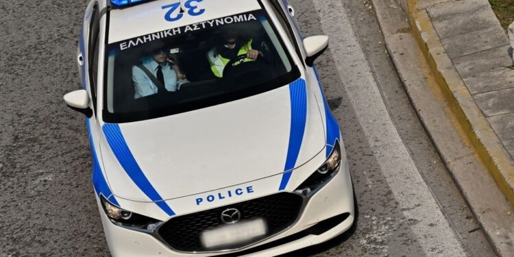 Θρίλερ στα Σπάτα: Άνδρας απείλησε με μαχαίρι επιβάτες και οδηγό λεωφορείου