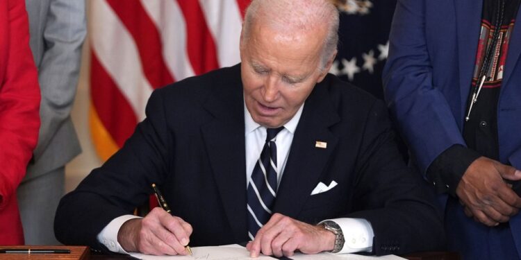 Fox News: Τέσσερα άτομα χρησιμοποίησαν το στυλό του Μπάιντεν για να πλαστογραφήσουν υπογραφές