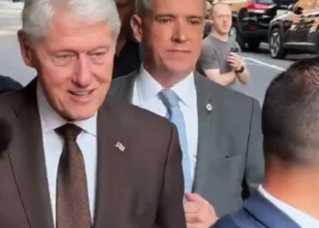 Ανησυχία προκάλεσε η νέα εμφάνιση του Μπιλ Κλίντον: Μετά βίας περπατάει, «θυμίζει τον Τζο Μπάιντεν»