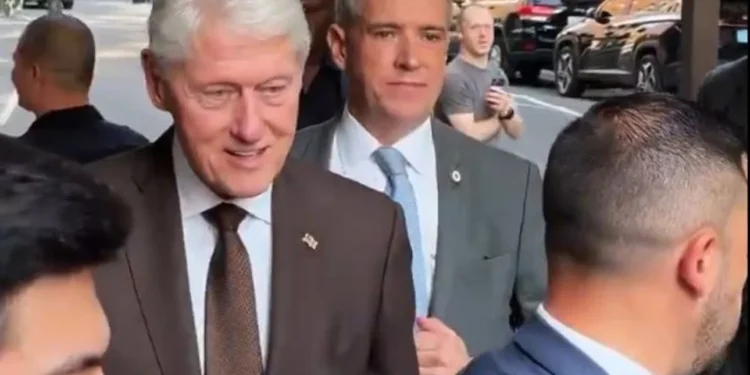 Ανησυχία προκάλεσε η νέα εμφάνιση του Μπιλ Κλίντον: Μετά βίας περπατάει, «θυμίζει τον Τζο Μπάιντεν»