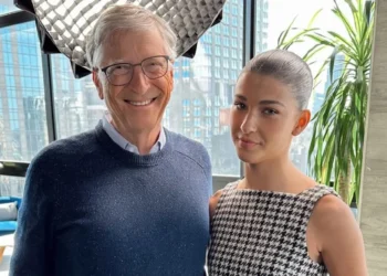 Η κόρη του Μπιλ Γκέιτς λέει ότι είναι «τρομακτικό» για τα αγόρια να συναντήσουν τον αμήχανο πατέρα της