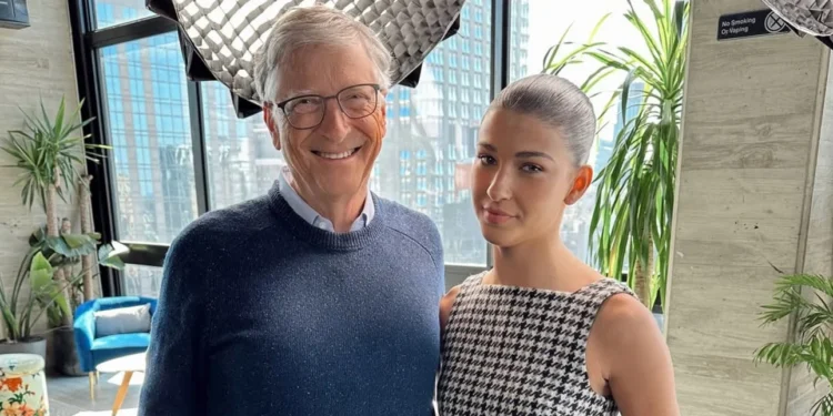 Η κόρη του Μπιλ Γκέιτς λέει ότι είναι «τρομακτικό» για τα αγόρια να συναντήσουν τον αμήχανο πατέρα της