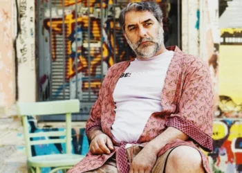 Ο Βασίλης Μπισμπίκης έκανε φωτογράφιση με κόκκινες γόβες και διχτυωτές κάλτσες – «Ένα υπέροχο θέαμα», είπε η φωτογράφος