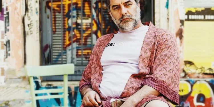 Ο Βασίλης Μπισμπίκης έκανε φωτογράφιση με κόκκινες γόβες και διχτυωτές κάλτσες – «Ένα υπέροχο θέαμα», είπε η φωτογράφος