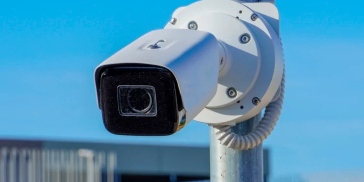 Πρόστιμο 6.000 ευρώ σε δύο ιδιώτες για κάμερες που έβλεπαν στο σπίτι των γειτόνων