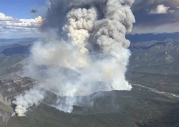 Μαίνονται οι «τερατώδεις» πυρκαγιές στον Καναδά