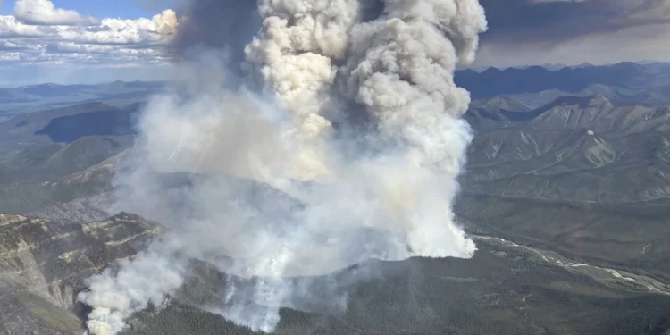 Μαίνονται οι «τερατώδεις» πυρκαγιές στον Καναδά