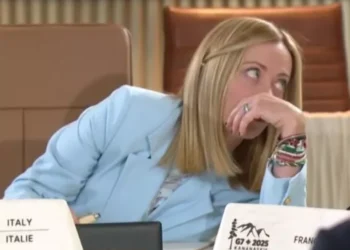 G7: Η στιγμή που η Μελόνι γουρλώνει τα μάτια της καθώς ο Μακρόν της ψιθυρίζει