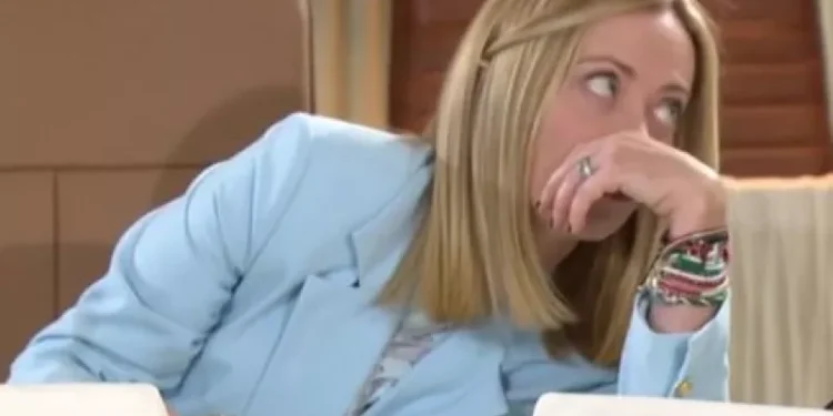 G7: Η στιγμή που η Μελόνι γουρλώνει τα μάτια της καθώς ο Μακρόν της ψιθυρίζει