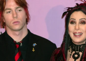 Εσπευσμένα στο νοσοκομείο ο γιος της Σερ – Μετά από υπερβολική δόση ναρκωτικών, «είναι τυχερός που ζει»