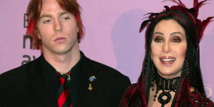 Εσπευσμένα στο νοσοκομείο ο γιος της Σερ – Μετά από υπερβολική δόση ναρκωτικών, «είναι τυχερός που ζει»