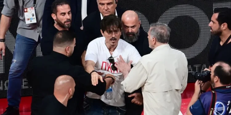 Μεγάλη ένταση με Γιαννακόπουλο στο ΣΕΦ – Αποχώρησε από το γήπεδο – Παρά λίγο να συλληφθεί