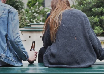 Ανήλικοι βρέθηκαν μεθυσμένοι σε πλατεία της Ηλιούπολης – Προσήχθησαν οι γονείς τους