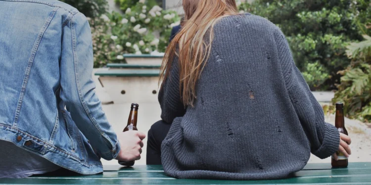 Ανήλικοι βρέθηκαν μεθυσμένοι σε πλατεία της Ηλιούπολης – Προσήχθησαν οι γονείς τους