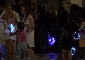 Μύκονος: Ανήλικοι Ρομά ζητιανεύουν στα σοκάκια της Χώρας