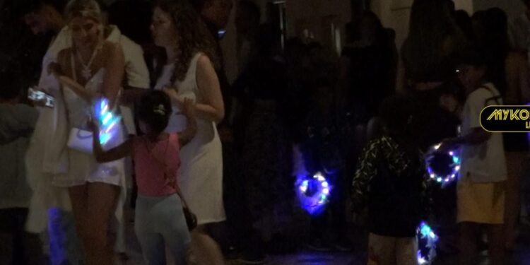 Μύκονος: Ανήλικοι Ρομά ζητιανεύουν στα σοκάκια της Χώρας