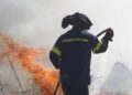 Φωτιά στον Μαραθώνα – Καίει δίπλα στον αστικό ιστό