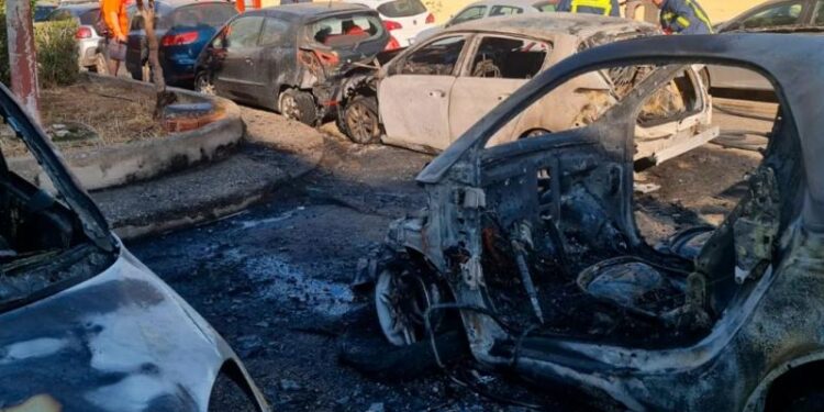 Μεγάλη φωτιά στη Νέα Σμύρνη – Πώς ξεκίνησε, κάηκαν 4 ΙΧ