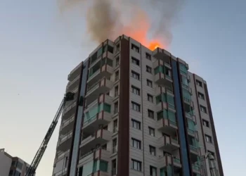 Φωτιά σε πολυκατοικία 13 ορόφων στην Τουρκία: Τέσσερις νεκροί ο απολογισμός