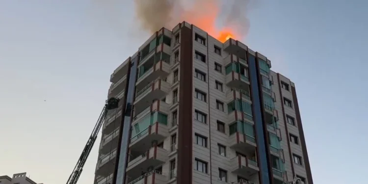 Φωτιά σε πολυκατοικία 13 ορόφων στην Τουρκία: Τέσσερις νεκροί ο απολογισμός