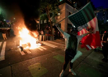 «Δεν δεχόμαστε βασιλιάδες» – Εξαπλώνονται οι διαμαρτυρίες στις ΗΠΑ καθώς οι πεζοναύτες ετοιμάζονται να αναπτυχθούν στο Λος Άντζελες