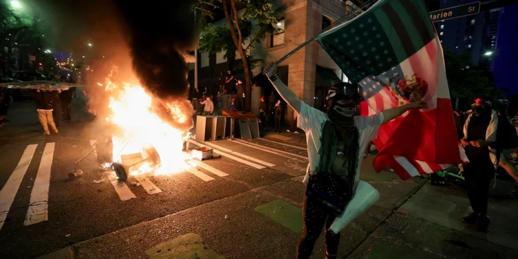 «Δεν δεχόμαστε βασιλιάδες» – Εξαπλώνονται οι διαμαρτυρίες στις ΗΠΑ καθώς οι πεζοναύτες ετοιμάζονται να αναπτυχθούν στο Λος Άντζελες