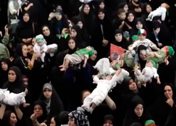 Μητέρες στο Ιράν σηκώνουν στα χέρια τα παιδιά τους για να τα προσφέρουν ως μάρτυρες