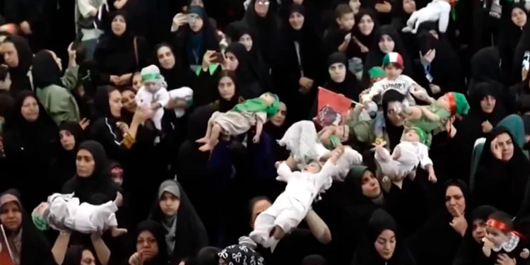 Μητέρες στο Ιράν σηκώνουν στα χέρια τα παιδιά τους για να τα προσφέρουν ως μάρτυρες