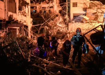 Φλέγεται η Μέση Ανατολή: Αλλεπάλληλα κύματα επιθέσεων από Ιράν και Ισραήλ – Πολλοί νεκροί, τραυματίες και αγνοούμενοι