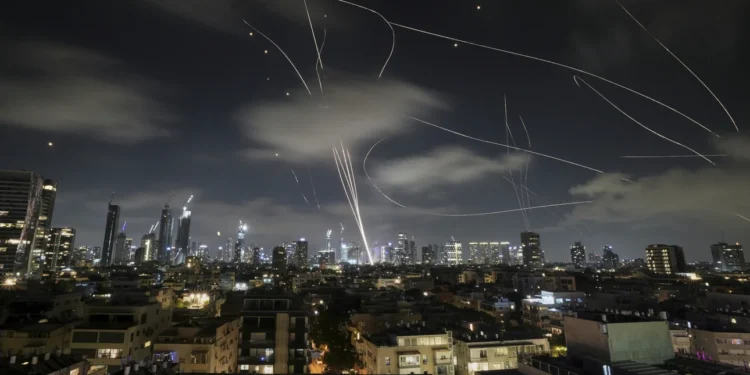 Το Ισραήλ απειλεί τον Χαμενεΐ μετά το ιρανικό χτύπημα στο νοσοκομείο: «Δεν μπορεί να συνεχίσει να υπάρχει»