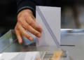 Δημοσκόπηση Real Polls: Πρώτη η ΝΔ με 31,5%, δεύτερο το ΠΑΣΟΚ με 13% και πτώση για την Πλεύση Ελευθερίας