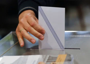 Δημοσκόπηση Real Polls: Πρώτη η ΝΔ με 31,5%, δεύτερο το ΠΑΣΟΚ με 13% και πτώση για την Πλεύση Ελευθερίας