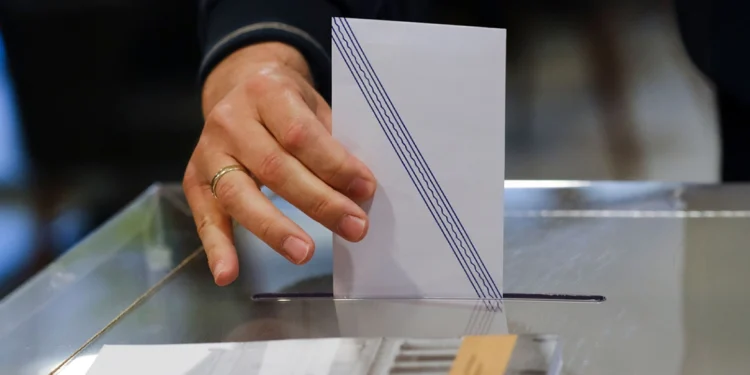 Δημοσκόπηση Real Polls: Πρώτη η ΝΔ με 31,5%, δεύτερο το ΠΑΣΟΚ με 13% και πτώση για την Πλεύση Ελευθερίας