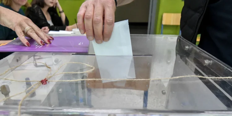 Δημοσκόπηση της Interview δείχνει για πρώτη φορά τον ΣΥΡΙΖΑ εκτός Βουλής με 2,9%