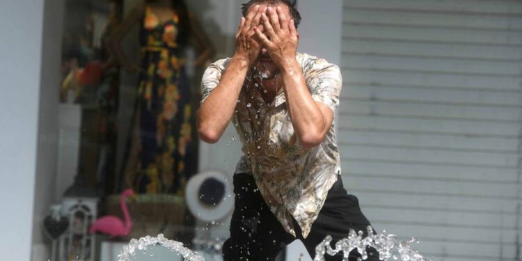 Καιρός: Δύσκολη η αποψινή νύχτα – Γιατί θεωρείται «τροπική» και πού θα έχει πάνω από 25 βαθμούς