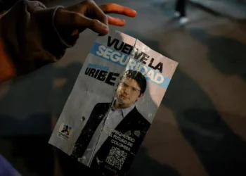 Κολομβία: Απόπειρα δολοφονίας του υποψήφιου προέδρου Μιγκέλ Ουρίμπε – Ανήλικος τον πυροβόλησε στο κεφάλι σε προεκλογική συγκέντρωση, κρίσιμη η κατάστασή του