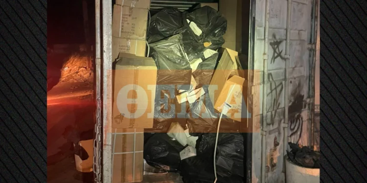 Ασπρόπυργος: Στα δίχτυα της ΟΠΚΕ άνδρας που είχε κοντέινερ στην αυλή του σπιτιού του με… 17.000 ζευγάρια γυαλιά – Δείτε φωτογραφίες