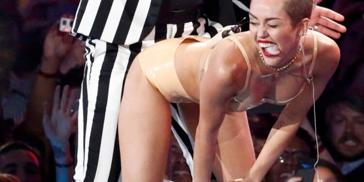 Ντροπή, τσακωμοί, τραύμα, γαλοπούλα: Όταν η Μάιλι Σάιρους «τα έχασε όλα»