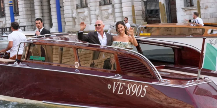 «Μέσα» στο δείπνο των Τζεφ Μπέζος και Λόρεν Σάντσεζ: Το ιταλικό μενού, το ήσυχο κλίμα και το φιλί του ζευγαριού