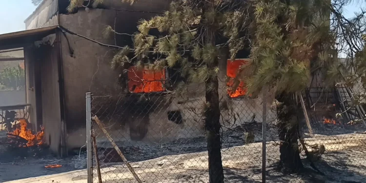 Φωτιά τώρα στην Παλαιά Φώκαια – 112 για εκκενώσεις σε Θυμάρι, Καταφύγι και Χάρακα