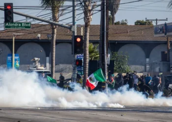 Ταραχές στο Λος Άντζελες: Ο Τραμπ στέλνει 2.000 μέλη της Εθνοφρουράς μετά τις βίαιες διαδηλώσεις για συλλήψεις παράνομων μεταναστών