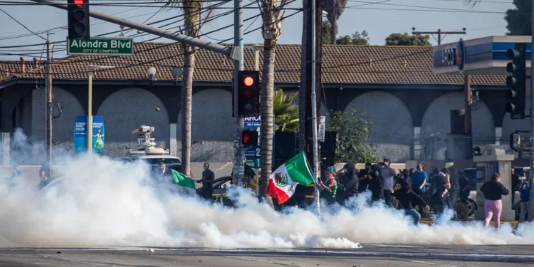 Ταραχές στο Λος Άντζελες: Ο Τραμπ στέλνει 2.000 μέλη της Εθνοφρουράς μετά τις βίαιες διαδηλώσεις για συλλήψεις παράνομων μεταναστών