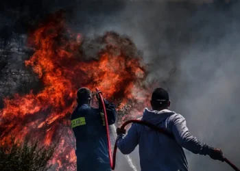 Φωτιά στον Μαραθώνα: Μήνυμα του 112 στους κατοίκους να παραμείνουν σε ετοιμότητα