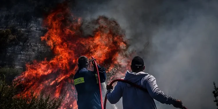 Φωτιά στον Μαραθώνα: Μήνυμα του 112 στους κατοίκους να παραμείνουν σε ετοιμότητα