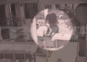 Θεσσαλονίκη: «Πήγε να με καρφώσει στην κοιλιά» – Η στιγμή της επίθεσης 64χρονου με σπαθί σαμουράι