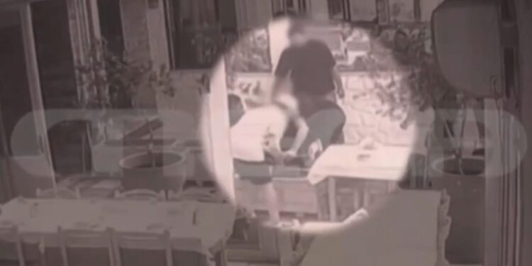 Θεσσαλονίκη: «Πήγε να με καρφώσει στην κοιλιά» – Η στιγμή της επίθεσης 64χρονου με σπαθί σαμουράι