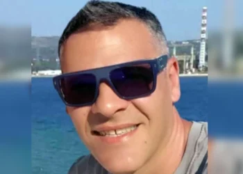 Αυτός είναι ο 44χρονος αστυνομικός, ο οποίος έσωσε μητέρα και κόρη που παρασύρθηκαν με στρώμα θαλάσσης στην Εύβοια